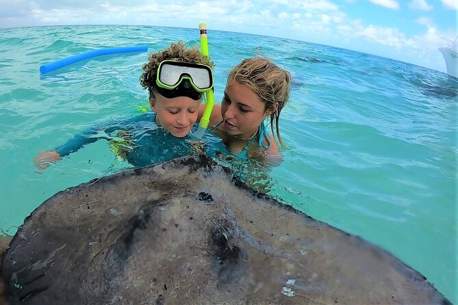 Private Charter 28ft Grady White. Stingrays, Snorkeling, Starfish - Coral reef snorkeling with a guide in the water