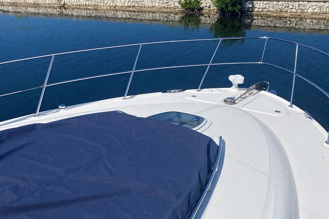 Private Yacht 48 ft Sting Ray City, Snorkel & Starfish Beach - Starting at Cayman Islands Yacht Club